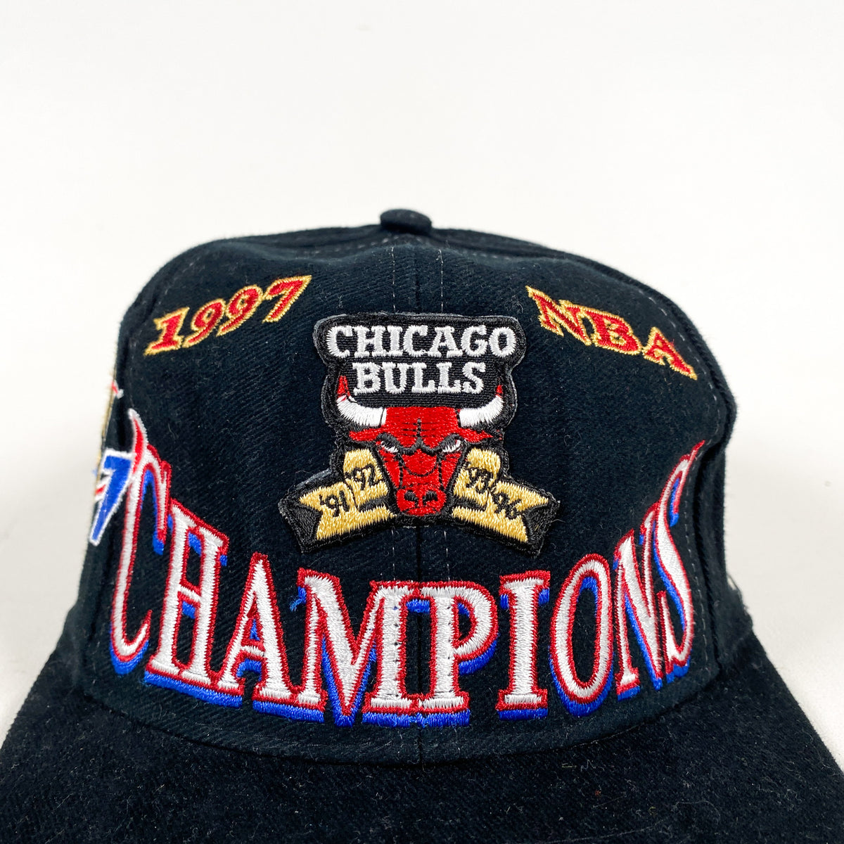 シカゴブルズ1997 NBAチャンピオンキャップCHICAGO BULLS Vintage Chicago Bulls 1997 NBA Champions by Logo Athletic