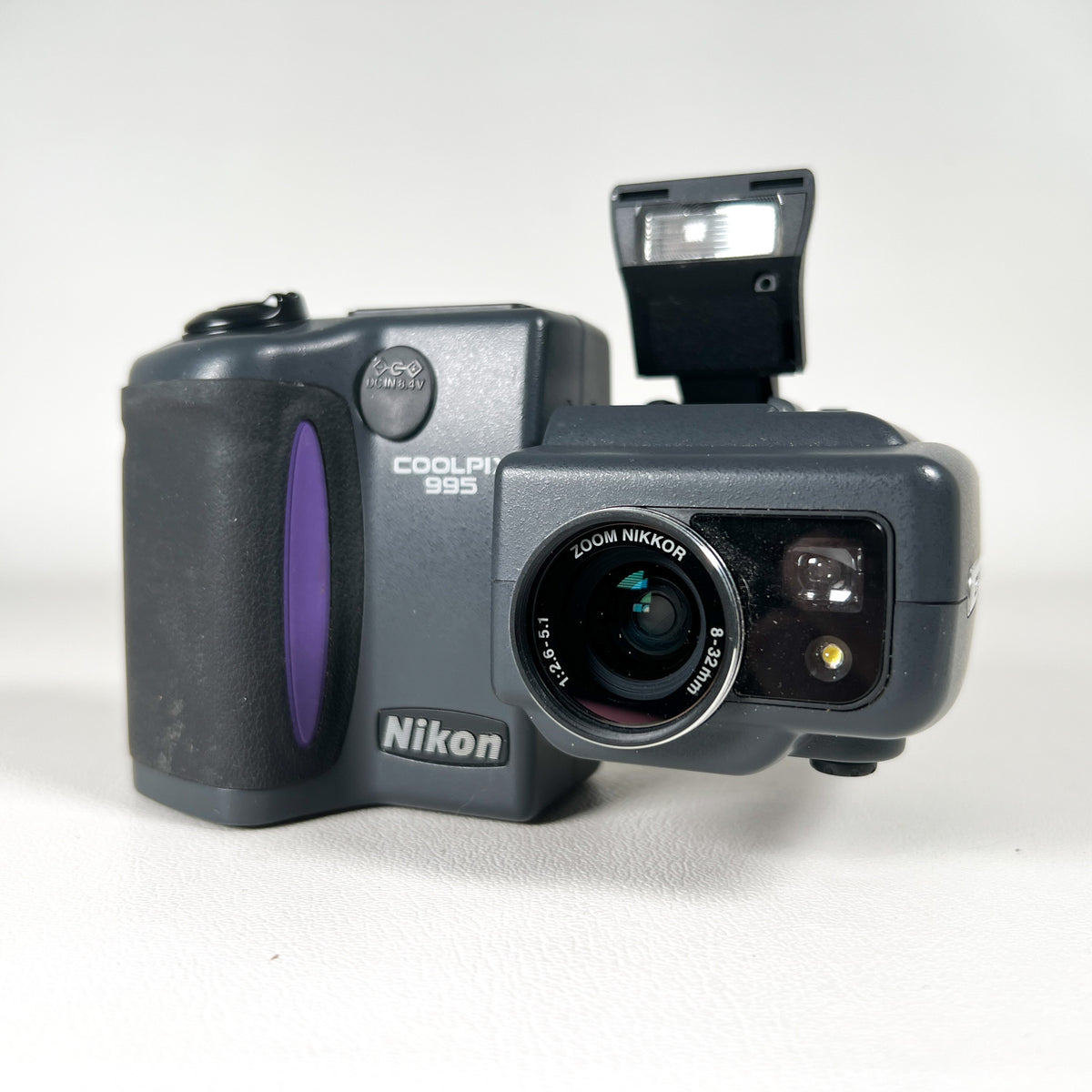 Vintage 2001 Nikon Coolpix 995 Boxed Swivel 3MP Digital Camera