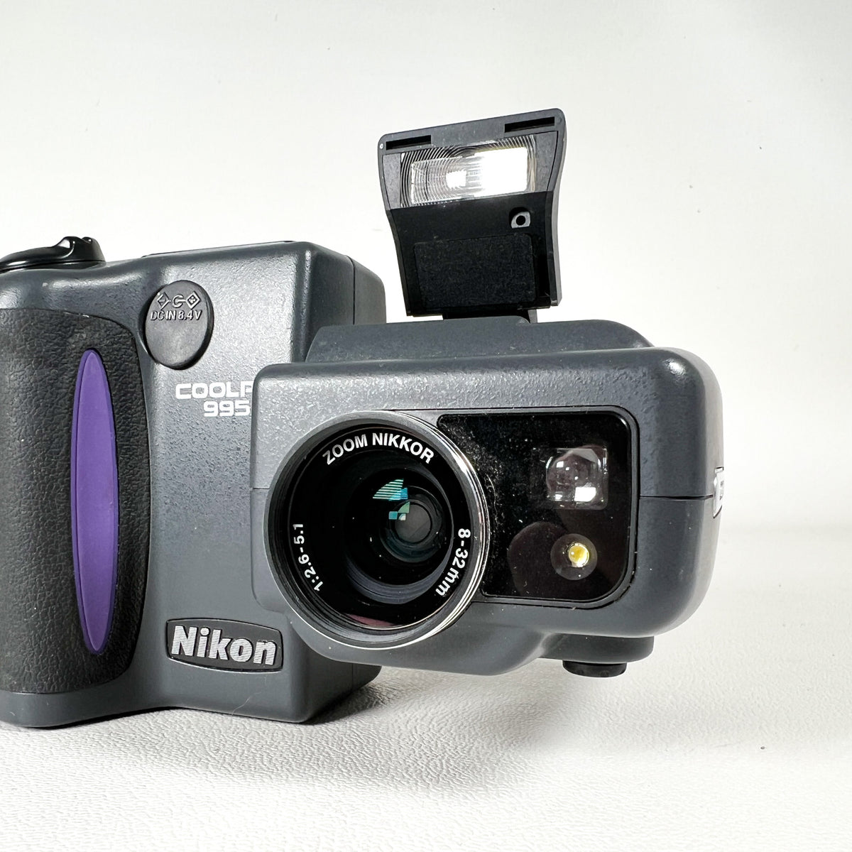 Vintage 2001 Nikon Coolpix 995 Boxed Swivel 3MP Digital Camera