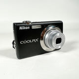Modern 2009 Nikon Coolpix S220 10MP Compact Digital Camera