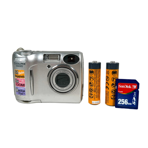 Vintage 2005 Nikon Coolpix 5600 Compact Digital Camera Silver